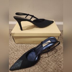 Lord and taylor size 8 1/2 M navy pleat shoe